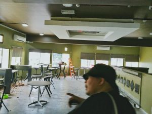 Meninjau ruangan exhibiton kinabalu photo festival Fath rhino hostel